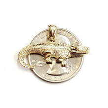 Load image into Gallery viewer, New 14k yellow Gold Alligator crocodile Pendant charm gift fine jewelry 2.7g
